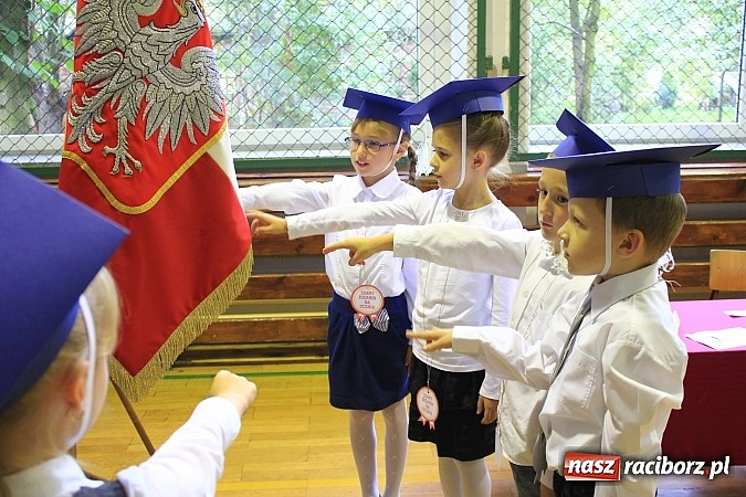 Zdjęcie w galerii na portalu naszraciborz.pl: Pasowanie pierwszoklasistów w Sudole wiadomości z regionu