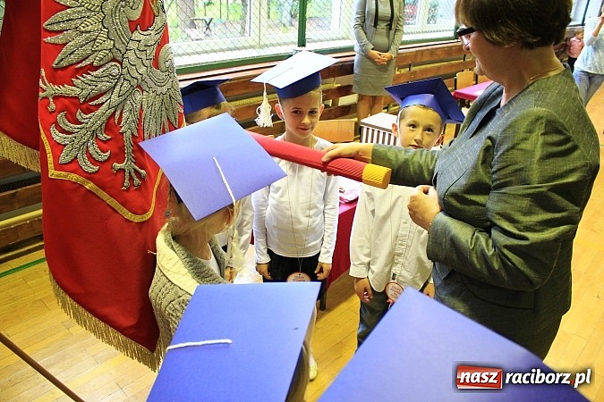 Zdjęcie w galerii na portalu naszraciborz.pl: Pasowanie pierwszoklasistów w Sudole wiadomości z regionu