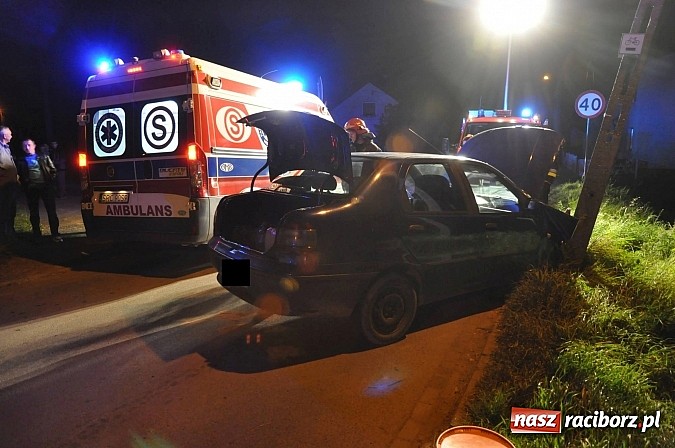 Zdjęcie w galerii na portalu naszraciborz.pl: W Markowicach fiat uderzył w słup. Kierowca uciekł. Jego dwóch synów zabrało pogotowie wiadomości z regionu