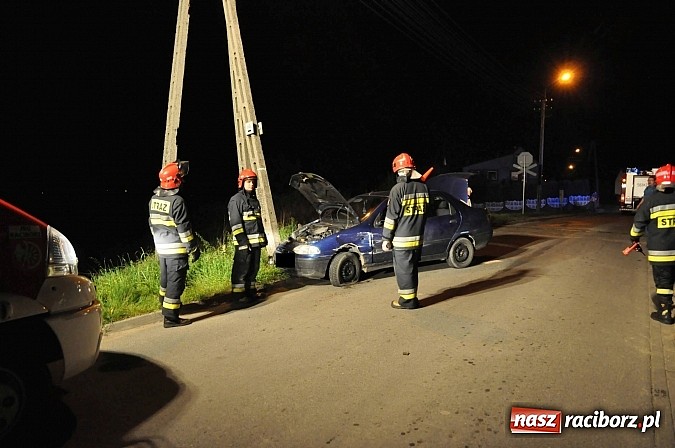 Zdjęcie w galerii na portalu naszraciborz.pl: W Markowicach fiat uderzył w słup. Kierowca uciekł. Jego dwóch synów zabrało pogotowie wiadomości z regionu