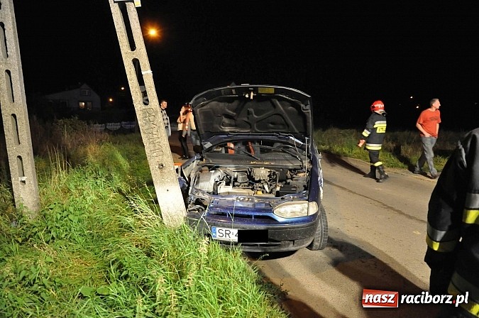 Zdjęcie w galerii na portalu naszraciborz.pl: W Markowicach fiat uderzył w słup. Kierowca uciekł. Jego dwóch synów zabrało pogotowie wiadomości z regionu