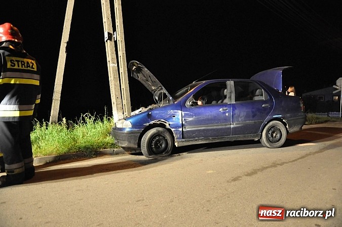 Zdjęcie w galerii na portalu naszraciborz.pl: W Markowicach fiat uderzył w słup. Kierowca uciekł. Jego dwóch synów zabrało pogotowie wiadomości z regionu