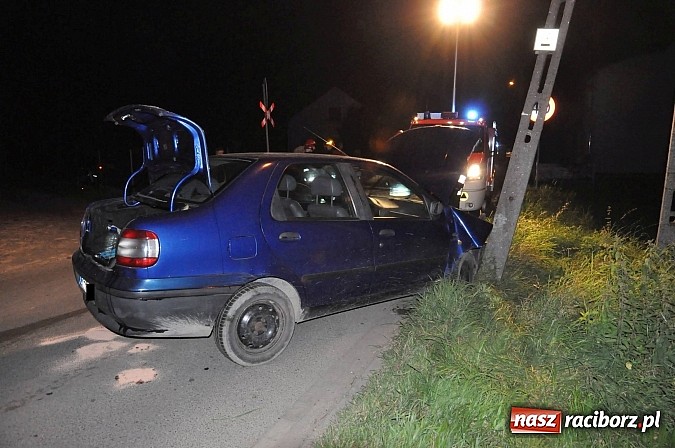 Zdjęcie w galerii na portalu naszraciborz.pl: W Markowicach fiat uderzył w słup. Kierowca uciekł. Jego dwóch synów zabrało pogotowie wiadomości z regionu