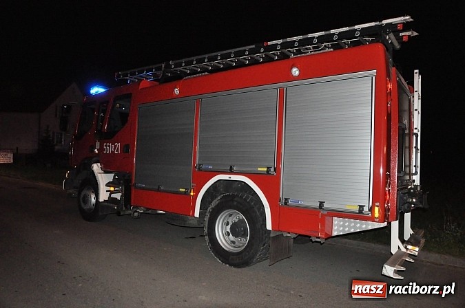 Zdjęcie w galerii na portalu naszraciborz.pl: W Markowicach fiat uderzył w słup. Kierowca uciekł. Jego dwóch synów zabrało pogotowie wiadomości z regionu