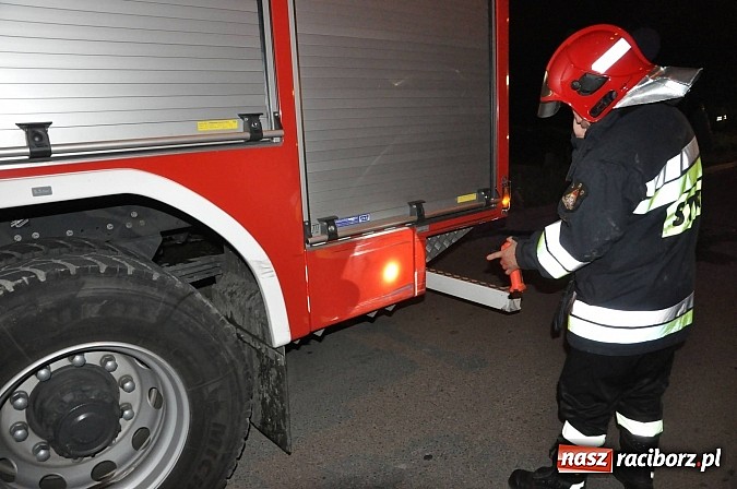 Zdjęcie w galerii na portalu naszraciborz.pl: W Markowicach fiat uderzył w słup. Kierowca uciekł. Jego dwóch synów zabrało pogotowie wiadomości z regionu