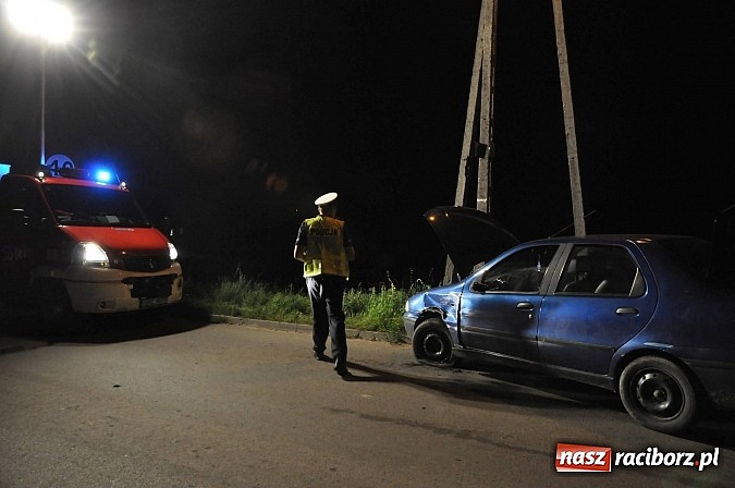 Zdjęcie w galerii na portalu naszraciborz.pl: W Markowicach fiat uderzył w słup. Kierowca uciekł. Jego dwóch synów zabrało pogotowie wiadomości z regionu