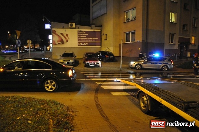 Zdjęcie w galerii na portalu naszraciborz.pl: W Markowicach fiat uderzył w słup. Kierowca uciekł. Jego dwóch synów zabrało pogotowie wiadomości z regionu