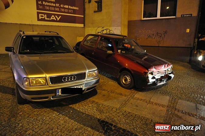 Zdjęcie w galerii na portalu naszraciborz.pl: W Markowicach fiat uderzył w słup. Kierowca uciekł. Jego dwóch synów zabrało pogotowie wiadomości z regionu