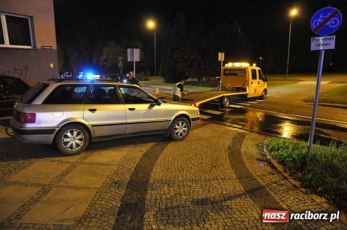 Zdjęcie w galerii na portalu naszraciborz.pl: W Markowicach fiat uderzył w słup. Kierowca uciekł. Jego dwóch synów zabrało pogotowie wiadomości z regionu