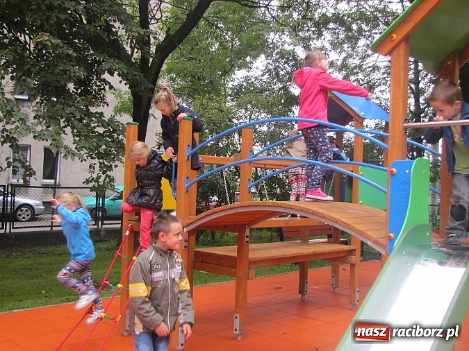 Zdjęcie w galerii na portalu naszraciborz.pl: Pajęczyna, miniścianka, ślizgawki. Nowy plac zabaw przy ZSP nr 3 na Płoni wiadomości z regionu