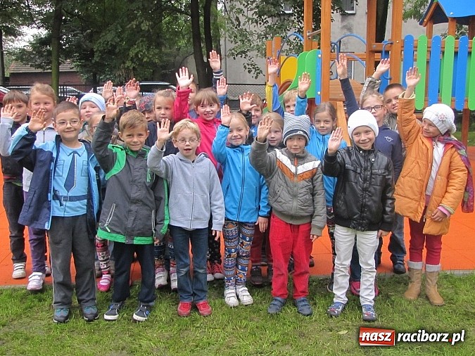 Zdjęcie w galerii na portalu naszraciborz.pl: Pajęczyna, miniścianka, ślizgawki. Nowy plac zabaw przy ZSP nr 3 na Płoni wiadomości z regionu