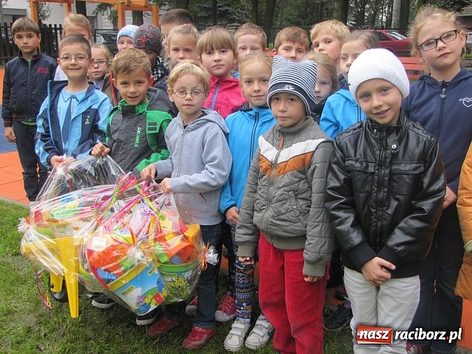Zdjęcie w galerii na portalu naszraciborz.pl: Pajęczyna, miniścianka, ślizgawki. Nowy plac zabaw przy ZSP nr 3 na Płoni wiadomości z regionu