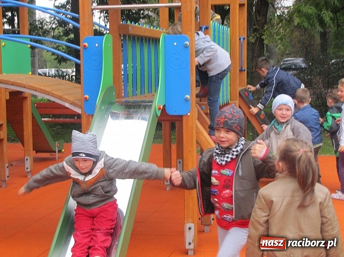 Zdjęcie w galerii na portalu naszraciborz.pl: Pajęczyna, miniścianka, ślizgawki. Nowy plac zabaw przy ZSP nr 3 na Płoni wiadomości z regionu