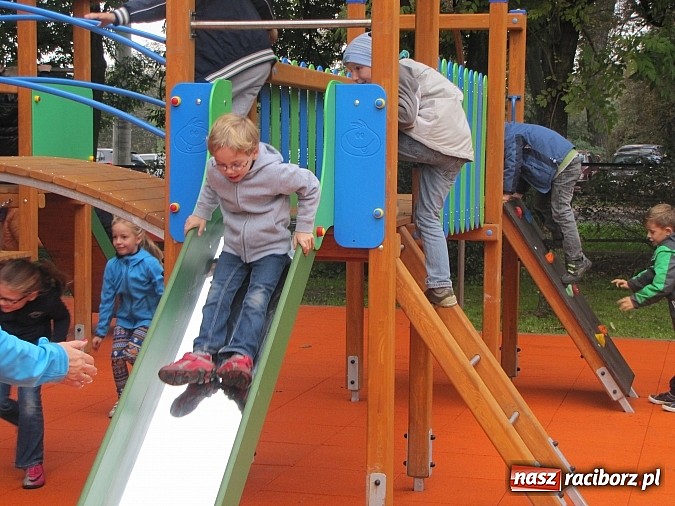 Zdjęcie w galerii na portalu naszraciborz.pl: Pajęczyna, miniścianka, ślizgawki. Nowy plac zabaw przy ZSP nr 3 na Płoni wiadomości z regionu