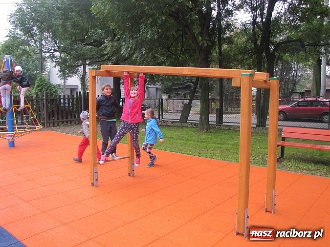 Zdjęcie w galerii na portalu naszraciborz.pl: Pajęczyna, miniścianka, ślizgawki. Nowy plac zabaw przy ZSP nr 3 na Płoni wiadomości z regionu