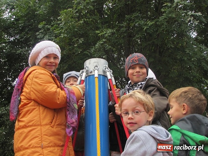 Zdjęcie w galerii na portalu naszraciborz.pl: Pajęczyna, miniścianka, ślizgawki. Nowy plac zabaw przy ZSP nr 3 na Płoni wiadomości z regionu