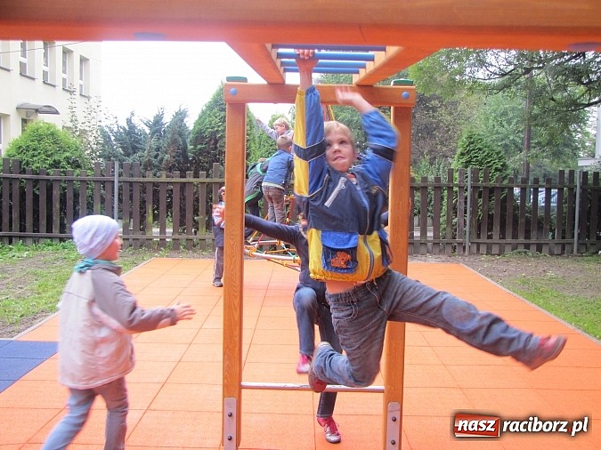 Zdjęcie w galerii na portalu naszraciborz.pl: Pajęczyna, miniścianka, ślizgawki. Nowy plac zabaw przy ZSP nr 3 na Płoni wiadomości z regionu