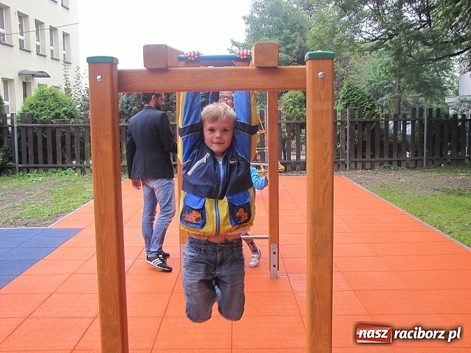 Zdjęcie w galerii na portalu naszraciborz.pl: Pajęczyna, miniścianka, ślizgawki. Nowy plac zabaw przy ZSP nr 3 na Płoni wiadomości z regionu