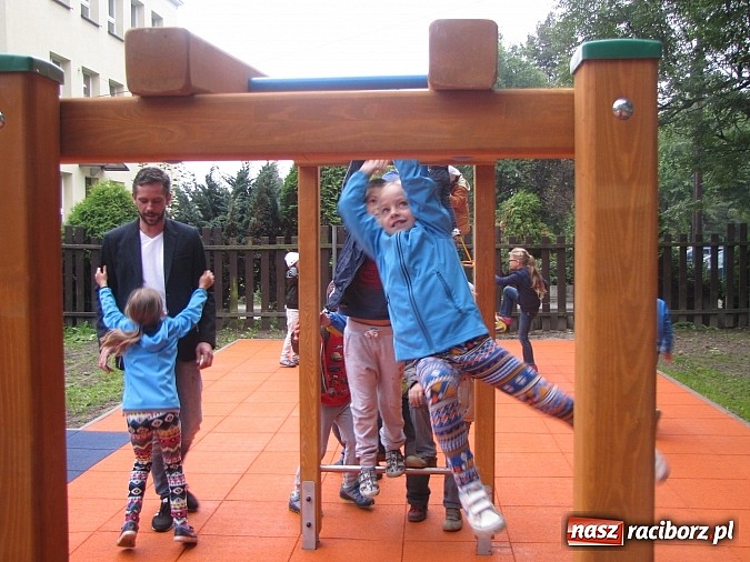 Zdjęcie w galerii na portalu naszraciborz.pl: Pajęczyna, miniścianka, ślizgawki. Nowy plac zabaw przy ZSP nr 3 na Płoni wiadomości z regionu