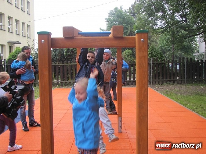Zdjęcie w galerii na portalu naszraciborz.pl: Pajęczyna, miniścianka, ślizgawki. Nowy plac zabaw przy ZSP nr 3 na Płoni wiadomości z regionu