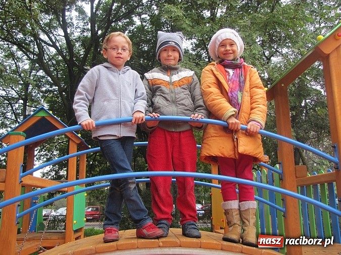 Zdjęcie w galerii na portalu naszraciborz.pl: Pajęczyna, miniścianka, ślizgawki. Nowy plac zabaw przy ZSP nr 3 na Płoni wiadomości z regionu