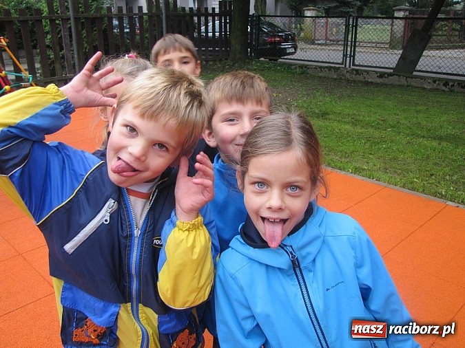Zdjęcie w galerii na portalu naszraciborz.pl: Pajęczyna, miniścianka, ślizgawki. Nowy plac zabaw przy ZSP nr 3 na Płoni wiadomości z regionu