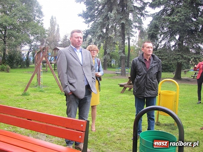 Zdjęcie w galerii na portalu naszraciborz.pl: Pajęczyna, miniścianka, ślizgawki. Nowy plac zabaw przy ZSP nr 3 na Płoni wiadomości z regionu
