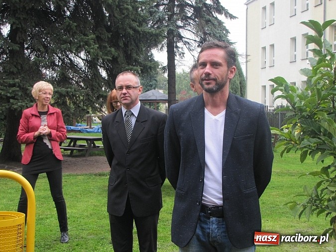 Zdjęcie w galerii na portalu naszraciborz.pl: Pajęczyna, miniścianka, ślizgawki. Nowy plac zabaw przy ZSP nr 3 na Płoni wiadomości z regionu