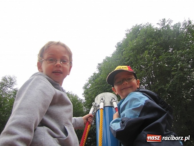 Zdjęcie w galerii na portalu naszraciborz.pl: Pajęczyna, miniścianka, ślizgawki. Nowy plac zabaw przy ZSP nr 3 na Płoni wiadomości z regionu