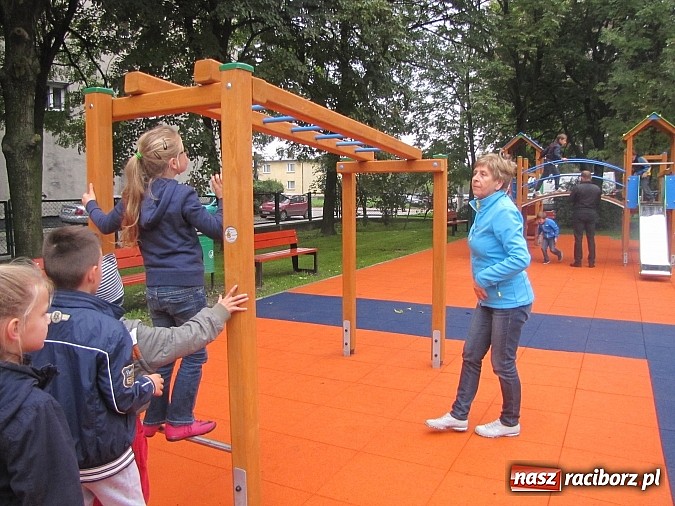 Zdjęcie w galerii na portalu naszraciborz.pl: Pajęczyna, miniścianka, ślizgawki. Nowy plac zabaw przy ZSP nr 3 na Płoni wiadomości z regionu