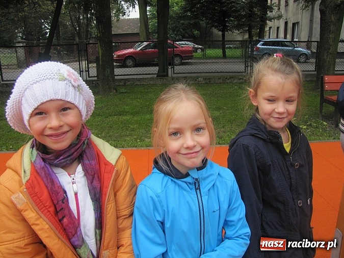 Zdjęcie w galerii na portalu naszraciborz.pl: Pajęczyna, miniścianka, ślizgawki. Nowy plac zabaw przy ZSP nr 3 na Płoni wiadomości z regionu