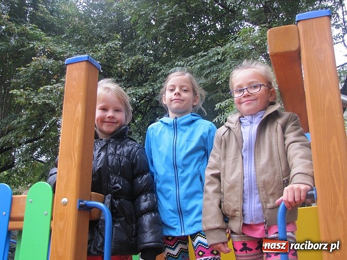 Zdjęcie w galerii na portalu naszraciborz.pl: Pajęczyna, miniścianka, ślizgawki. Nowy plac zabaw przy ZSP nr 3 na Płoni wiadomości z regionu