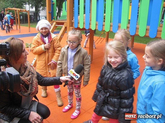 Zdjęcie w galerii na portalu naszraciborz.pl: Pajęczyna, miniścianka, ślizgawki. Nowy plac zabaw przy ZSP nr 3 na Płoni wiadomości z regionu