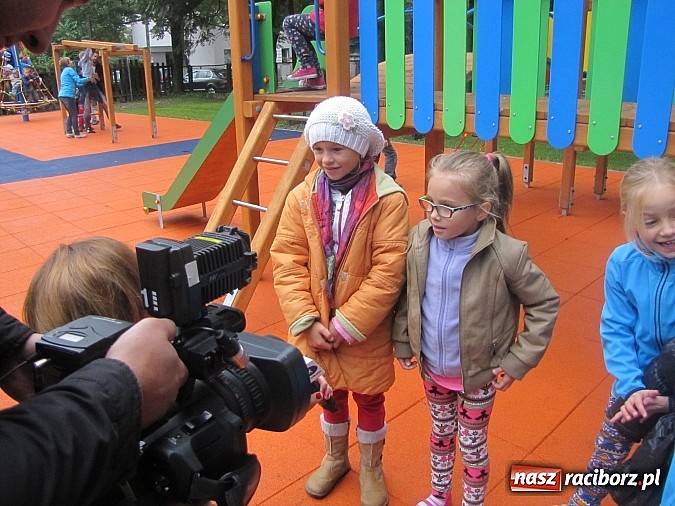 Zdjęcie w galerii na portalu naszraciborz.pl: Pajęczyna, miniścianka, ślizgawki. Nowy plac zabaw przy ZSP nr 3 na Płoni wiadomości z regionu