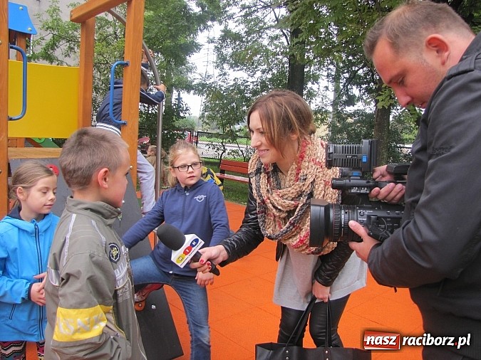 Zdjęcie w galerii na portalu naszraciborz.pl: Pajęczyna, miniścianka, ślizgawki. Nowy plac zabaw przy ZSP nr 3 na Płoni wiadomości z regionu