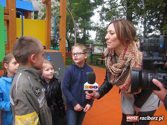Zdjęcie w galerii na portalu naszraciborz.pl: Pajęczyna, miniścianka, ślizgawki. Nowy plac zabaw przy ZSP nr 3 na Płoni wiadomości z regionu