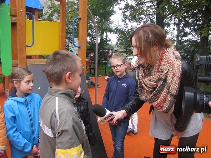 Zdjęcie w galerii na portalu naszraciborz.pl: Pajęczyna, miniścianka, ślizgawki. Nowy plac zabaw przy ZSP nr 3 na Płoni wiadomości z regionu
