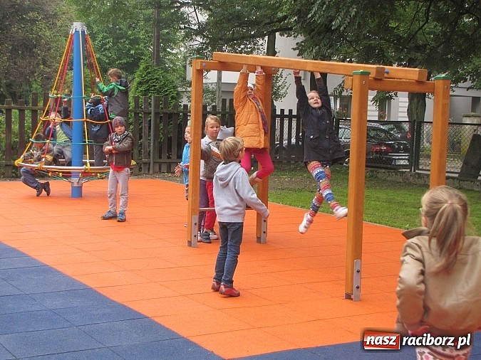 Zdjęcie w galerii na portalu naszraciborz.pl: Pajęczyna, miniścianka, ślizgawki. Nowy plac zabaw przy ZSP nr 3 na Płoni wiadomości z regionu