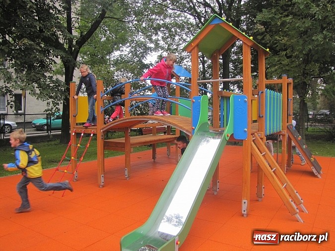 Zdjęcie w galerii na portalu naszraciborz.pl: Pajęczyna, miniścianka, ślizgawki. Nowy plac zabaw przy ZSP nr 3 na Płoni wiadomości z regionu