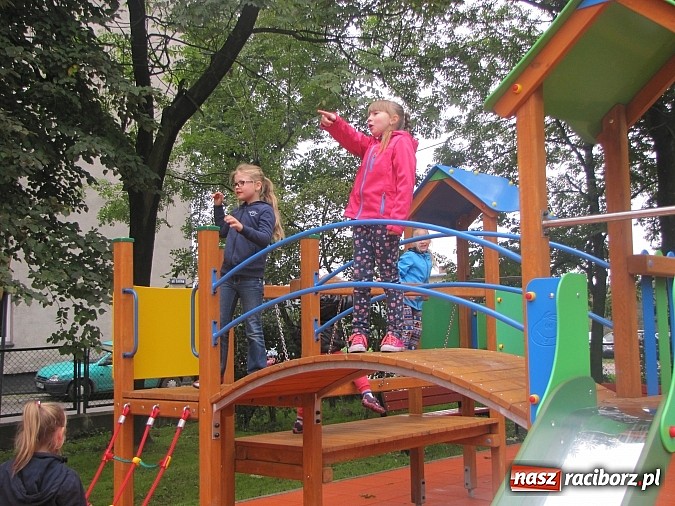 Zdjęcie w galerii na portalu naszraciborz.pl: Pajęczyna, miniścianka, ślizgawki. Nowy plac zabaw przy ZSP nr 3 na Płoni wiadomości z regionu