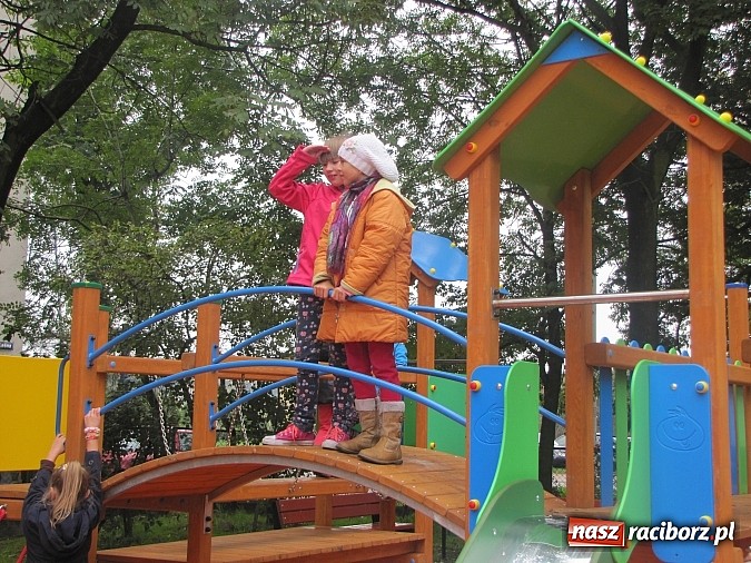 Zdjęcie w galerii na portalu naszraciborz.pl: Pajęczyna, miniścianka, ślizgawki. Nowy plac zabaw przy ZSP nr 3 na Płoni wiadomości z regionu