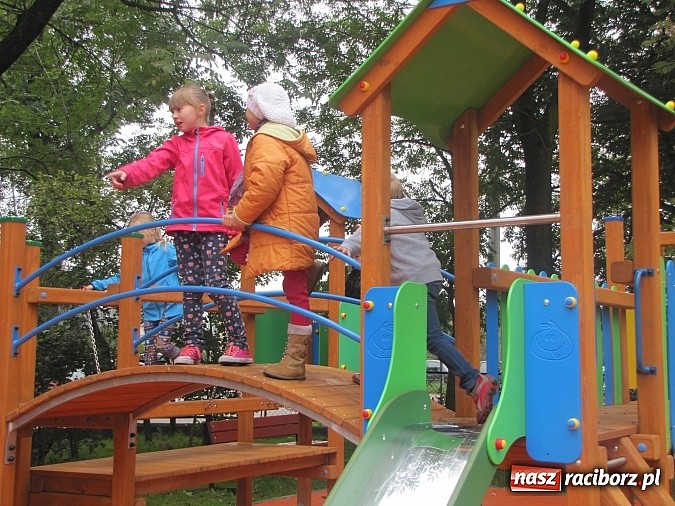 Zdjęcie w galerii na portalu naszraciborz.pl: Pajęczyna, miniścianka, ślizgawki. Nowy plac zabaw przy ZSP nr 3 na Płoni wiadomości z regionu