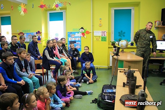 Zdjęcie w galerii na portalu naszraciborz.pl: W Brzeźnicy rzucali granatami wiadomości z regionu