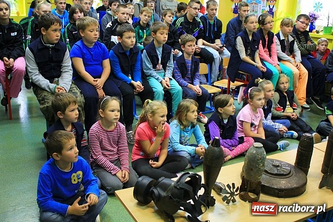 Zdjęcie w galerii na portalu naszraciborz.pl: W Brzeźnicy rzucali granatami wiadomości z regionu