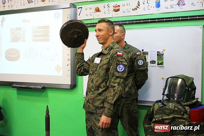Zdjęcie w galerii na portalu naszraciborz.pl: W Brzeźnicy rzucali granatami wiadomości z regionu