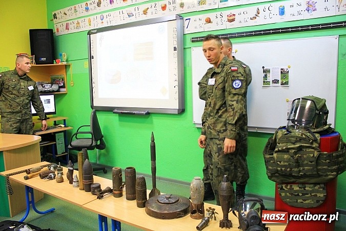 Zdjęcie w galerii na portalu naszraciborz.pl: W Brzeźnicy rzucali granatami wiadomości z regionu