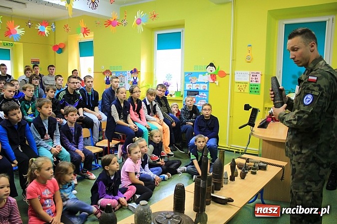 Zdjęcie w galerii na portalu naszraciborz.pl: W Brzeźnicy rzucali granatami wiadomości z regionu