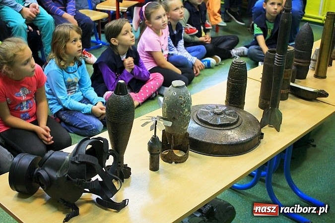 Zdjęcie w galerii na portalu naszraciborz.pl: W Brzeźnicy rzucali granatami wiadomości z regionu