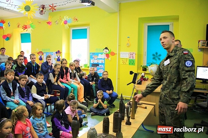Zdjęcie w galerii na portalu naszraciborz.pl: W Brzeźnicy rzucali granatami wiadomości z regionu