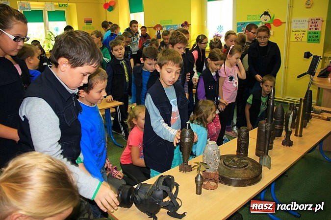 Zdjęcie w galerii na portalu naszraciborz.pl: W Brzeźnicy rzucali granatami wiadomości z regionu